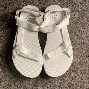 Platform white slides.